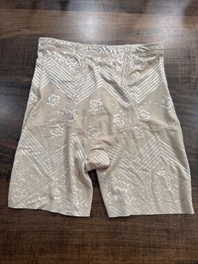 High-Waist Shaping Shorts with Floral Jacquard in Beige